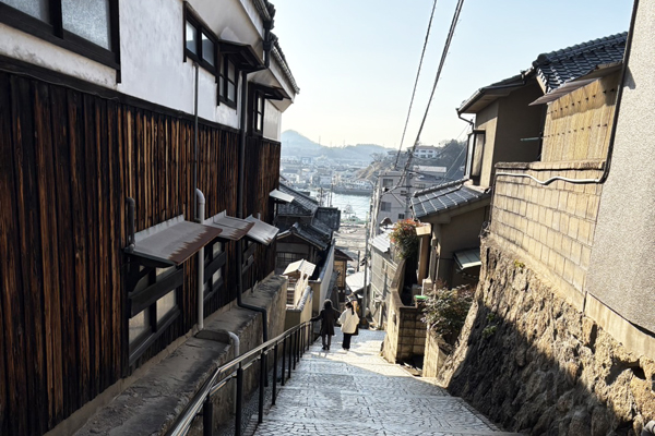 狭い路地/ワクワク/木の家/新越建設
